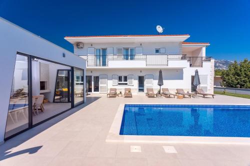 VILLA ALMIC with heated pool 5 bedrooms Gaming room a multi use playground court — 4-Star Luxury Hotel in Omis, Croatia