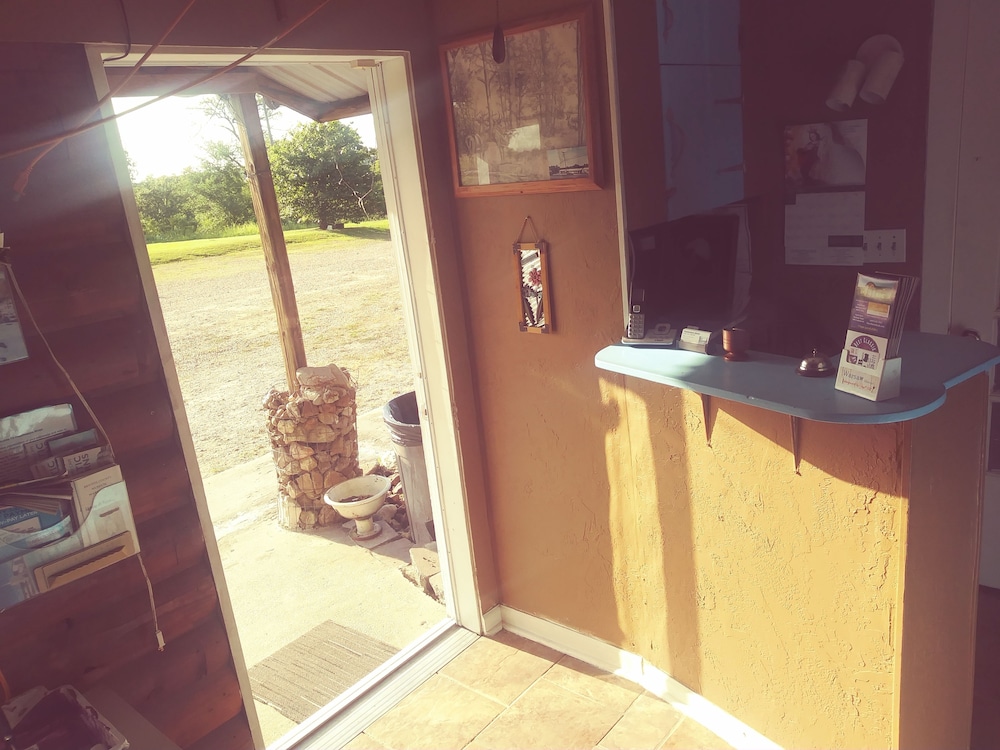 Headwaters Motel - photo 2
