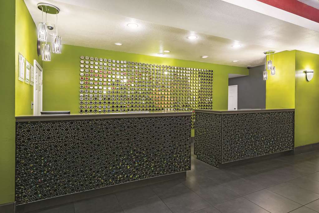 La Quinta Inn & Suites by Wyndham Laredo Airport - photo 6