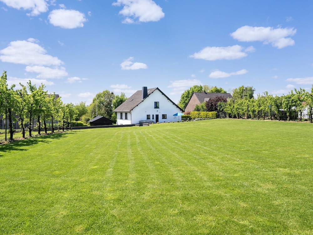 Villa Borgloon with Blossom Views and Jacuzzi — 4-Star Luxury Hotel in Borgloon, Belgium
