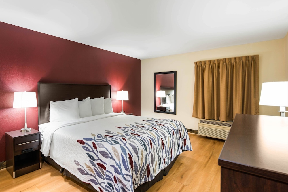 Econo Lodge Inn & Suites - photo 10