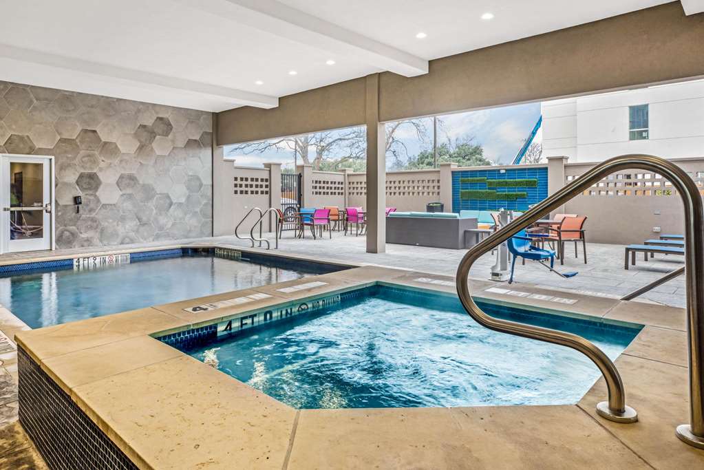 La Quinta Inn & Suites by Wyndham Waco Downtown Baylor - photo 5