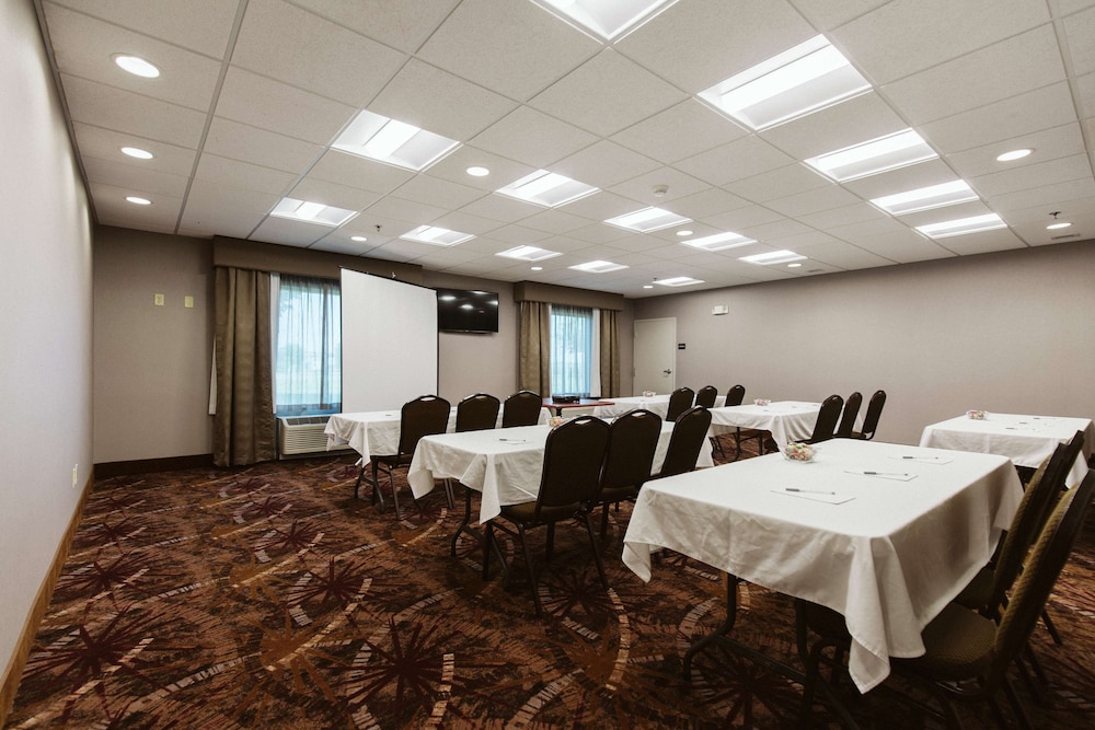 Hampton Inn Bismarck - photo 38
