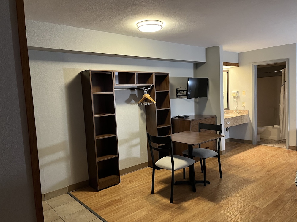 HomeTowne Studios by Red Roof Amarillo West - photo 11