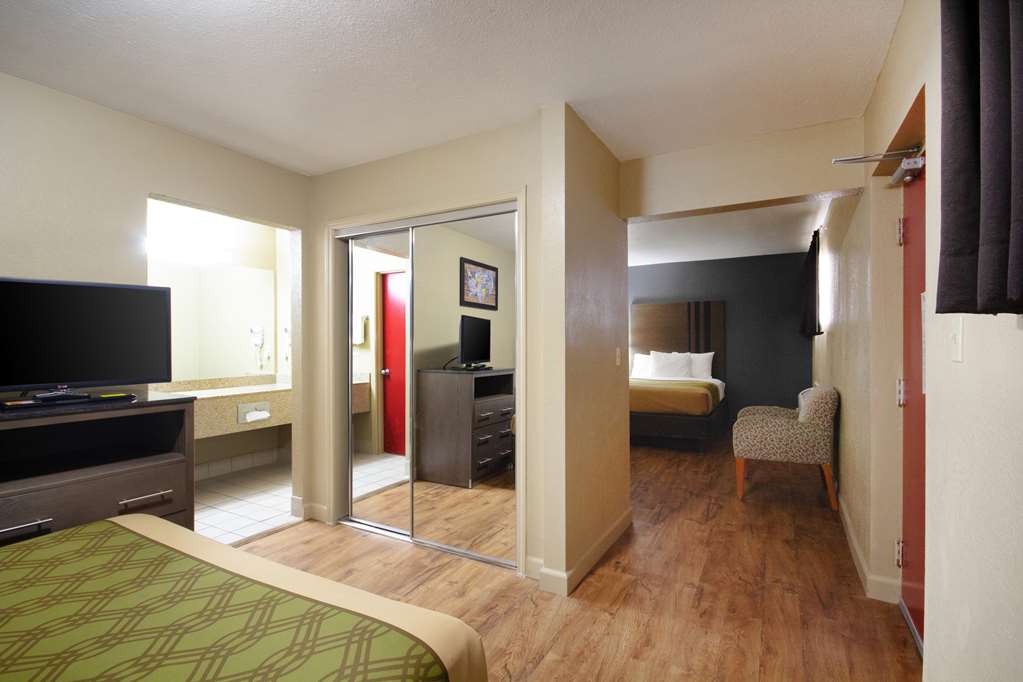 Econo Lodge Inn & Suites I 35 at Shawnee Mission - photo 43