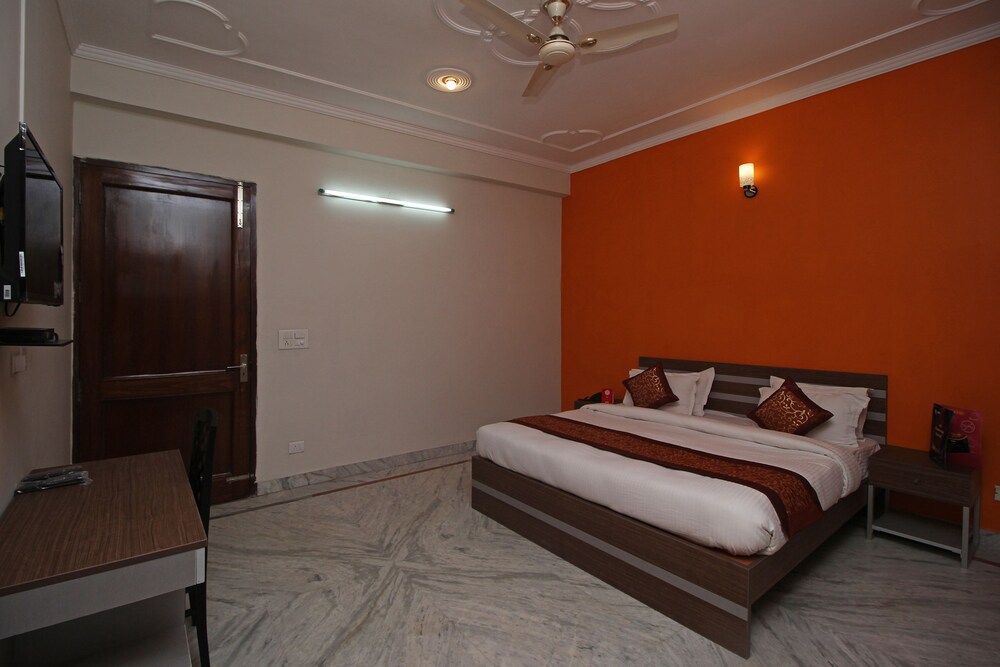 Oyo 9075 Petals Inn - last minute hotel in Noida