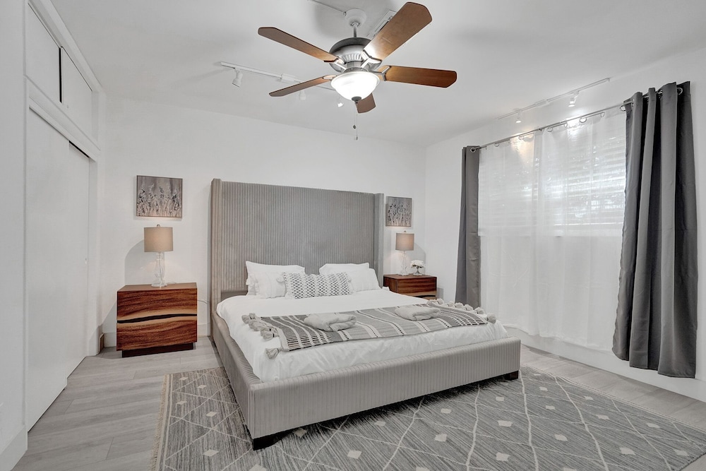 Waterfront Retreat: 7BR Villa with Pool Firepit — 4-Star Luxury Hotel in Fort Lauderdale, United States