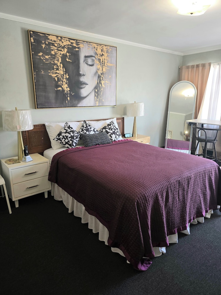 The New Star Motel with Studio Kitchens: 1950s Extended Stay Lodging and Retreat Center - photo 70
