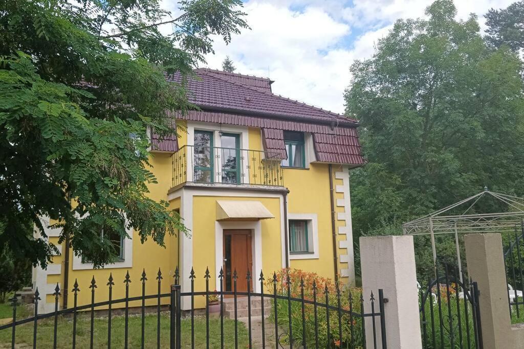 Okouzlující vila u jezera Lhota — 4-Star Luxury Hotel in Bila Lhota, Czech Republic