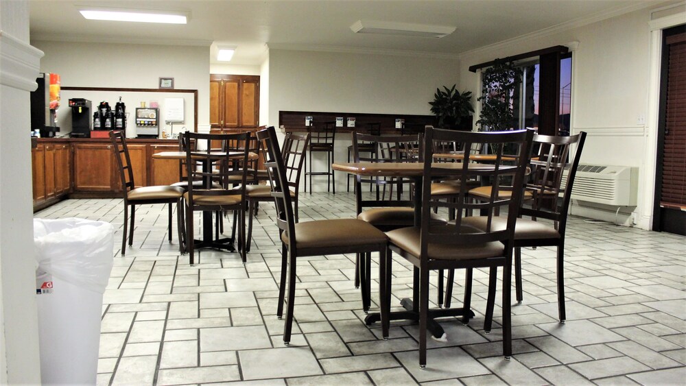 Econo Lodge Inn and Suites Central - photo 19
