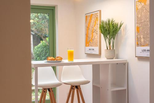 Cosy 2 Bedroom Reading House SLEEPS 6 With FREE WiFi & Garden by Roost Accommodation