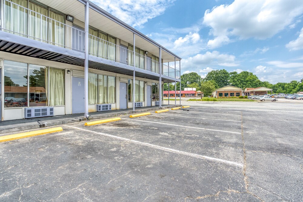 OYO Inn Kernersville - photo 23