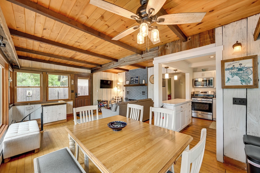 Lakefront Granby Escape with Private Dock and Kayaks — hotel in Granby