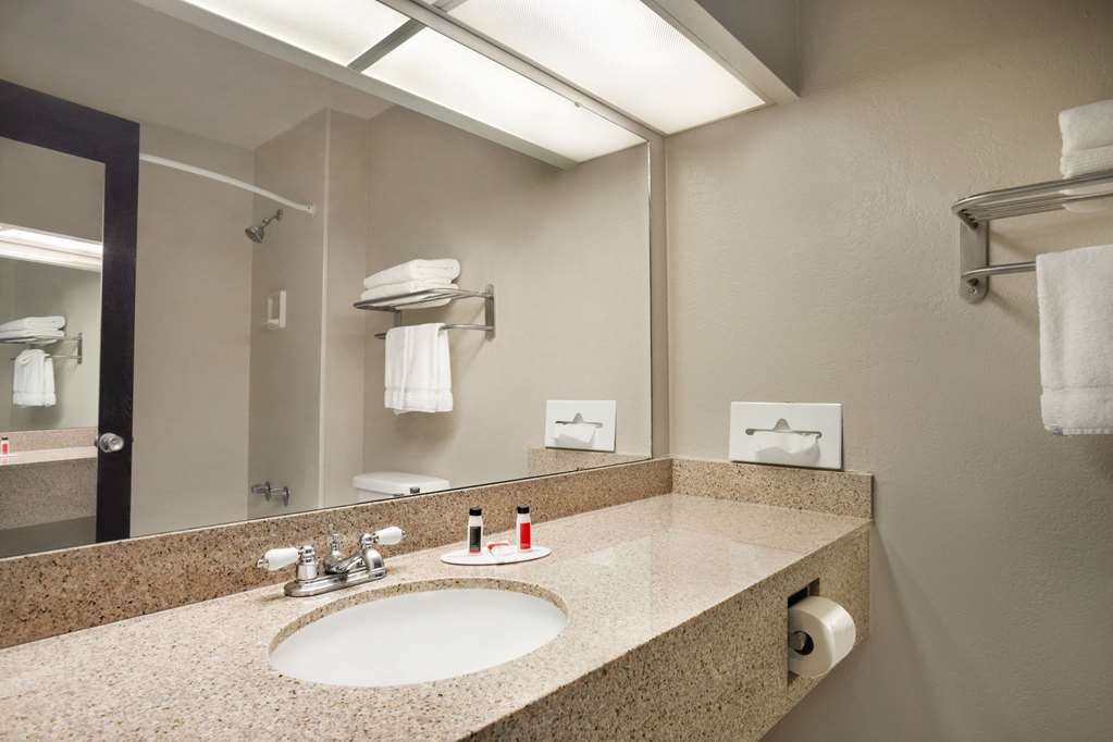 Baymont by Wyndham Kansas City KU Medical Center - photo 12