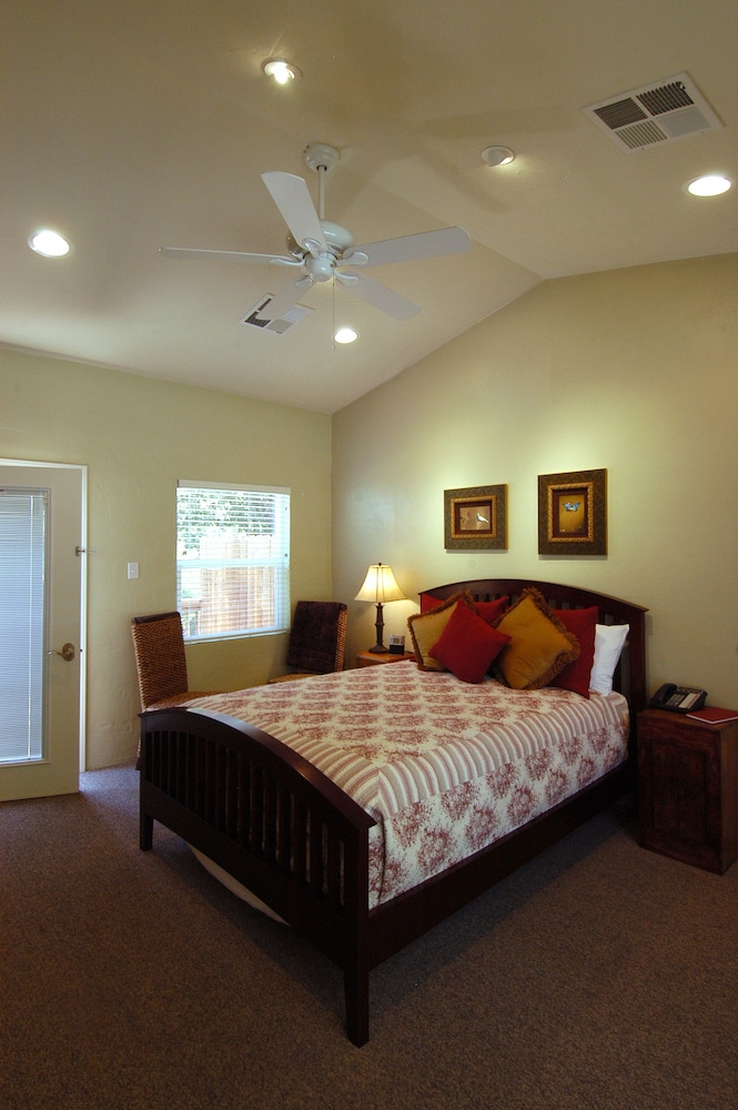 Queen's Inn By the River - photo 14