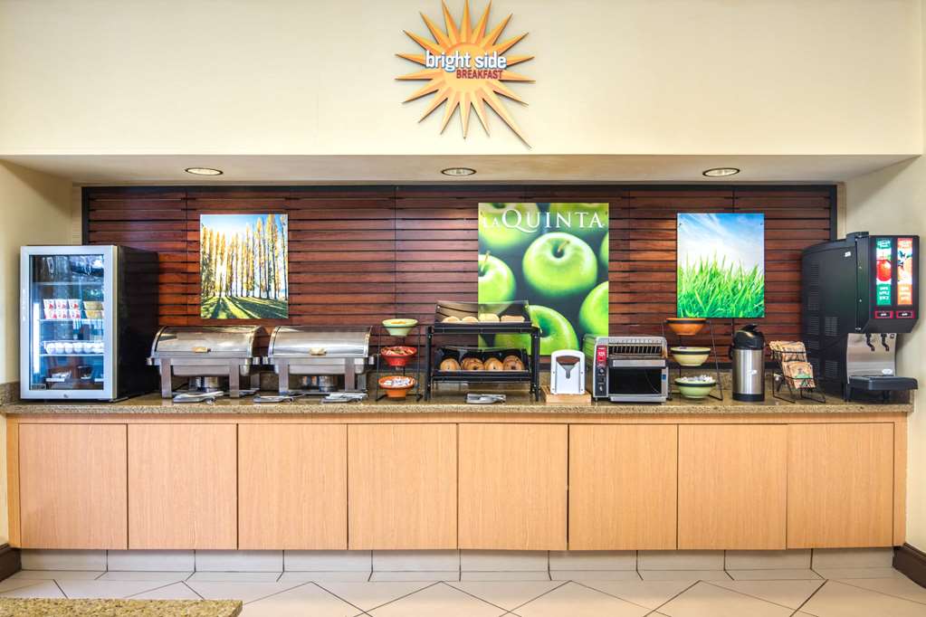 La Quinta Inn & Suites by Wyndham Atlanta Ballpark Galleria - photo 54