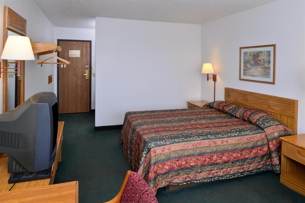 Americas Best Value Inn Walcott Davenport - photo 7
