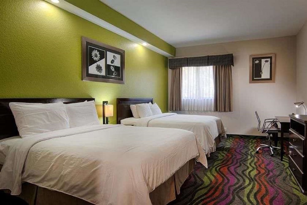 Days Inn & Suites by Wyndham Bonita Springs North Naples - photo 6