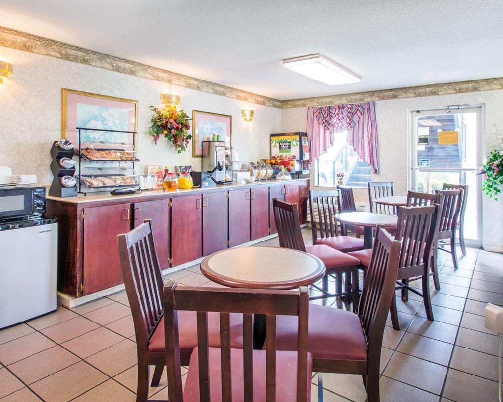 Econo Lodge Troy - photo 26