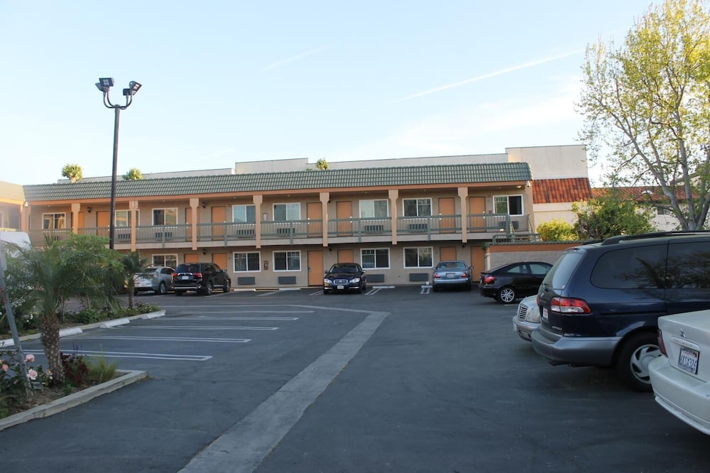 El Rancho Inn Hawthorne - photo 37