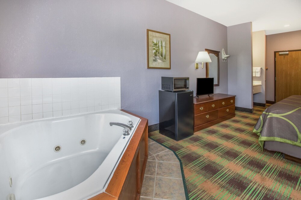Super 8 by Wyndham Sweet Springs - photo 8