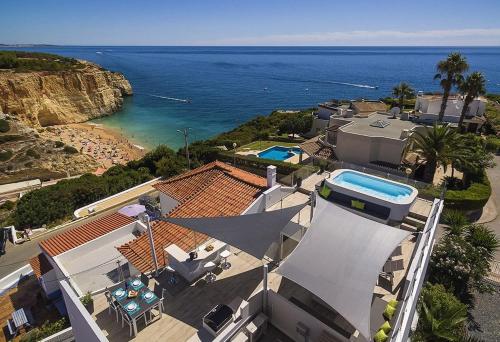 Villa Benagil with stunning views and roof terrace with private heated pool — 4-Star Luxury Hotel in Lagoa, Portugal