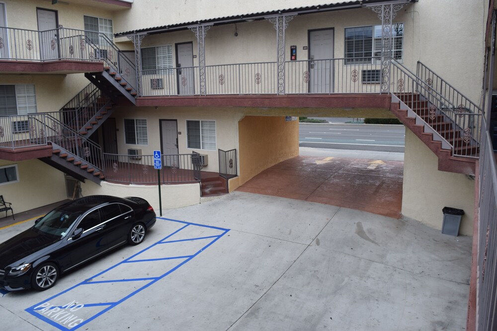 Deluxe Inn Hawthorne - photo 28