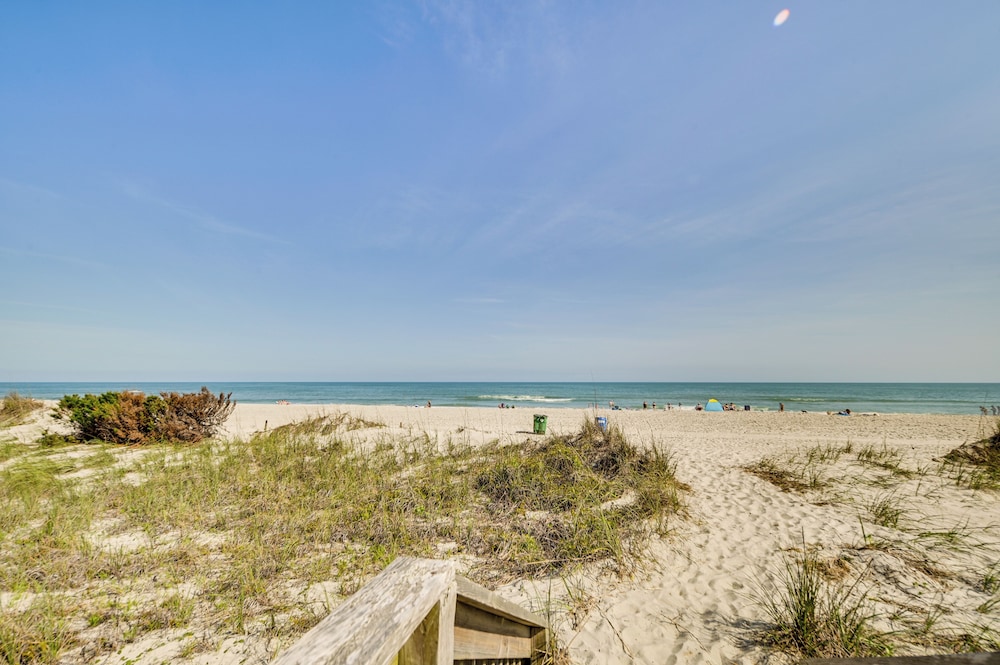 Steps to Sea Sunny Gem with Pool in Myrtle Beach — 4-Star Luxury Hotel in Myrtle Beach, United States