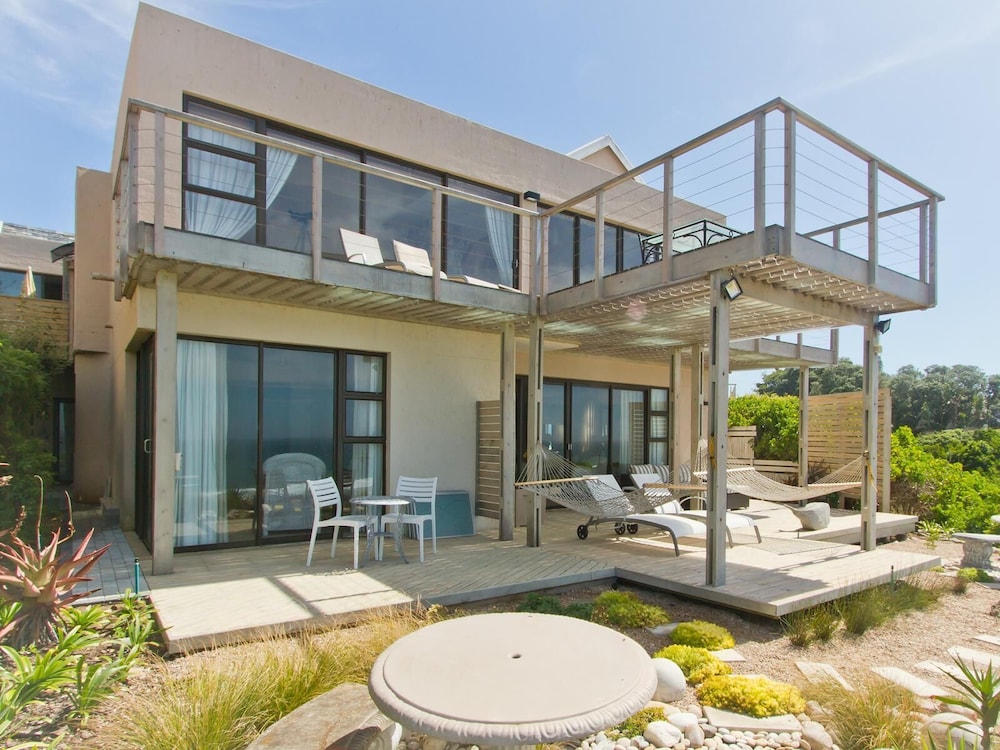 Dolphin Villa — 4-Star Luxury Hotel in Wilderness, South Africa