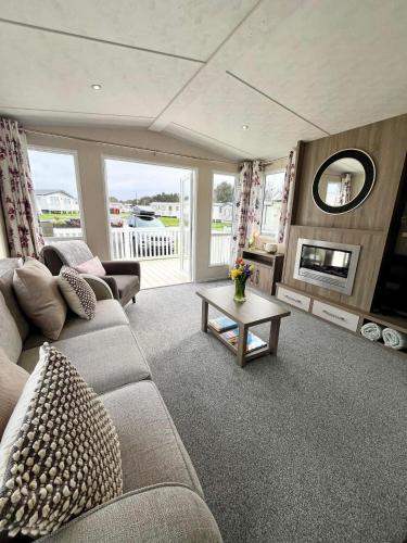 The Vacation Cozy Static Caravan in Newquay — hotel near Cornwall Airport Newquay