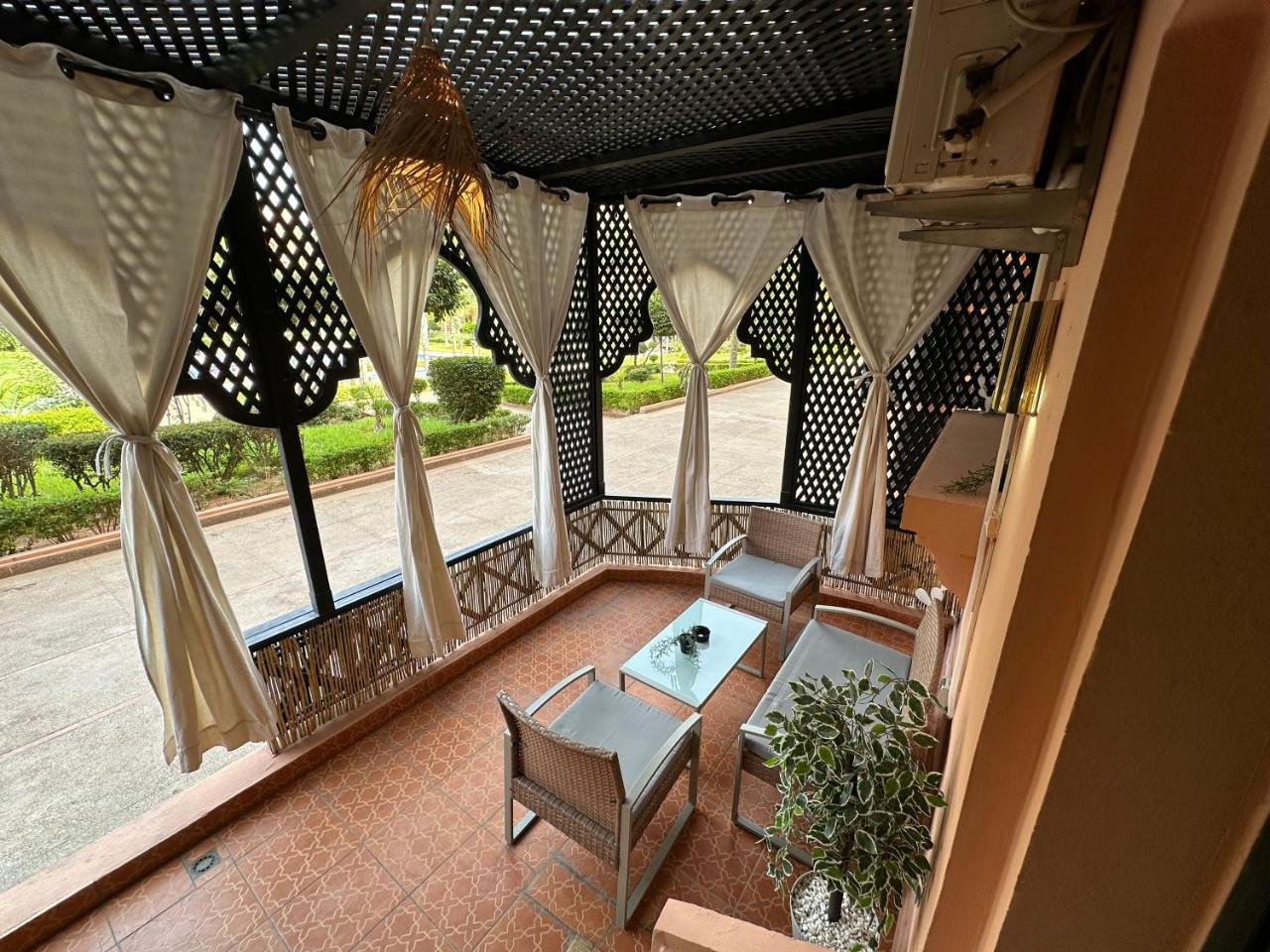 Vue piscine et terrasse oasis calme et luxueux — 4-Star Luxury Hotel in Marrakesh, Morocco