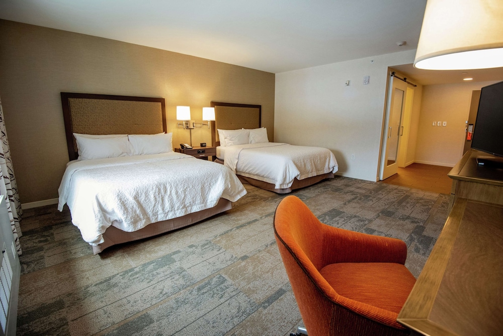 Hampton Inn and Suites Manchester - photo 21