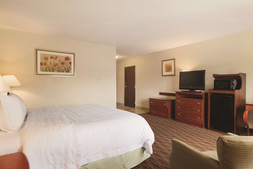 Hampton Inn & Suites Greenfield - photo 15