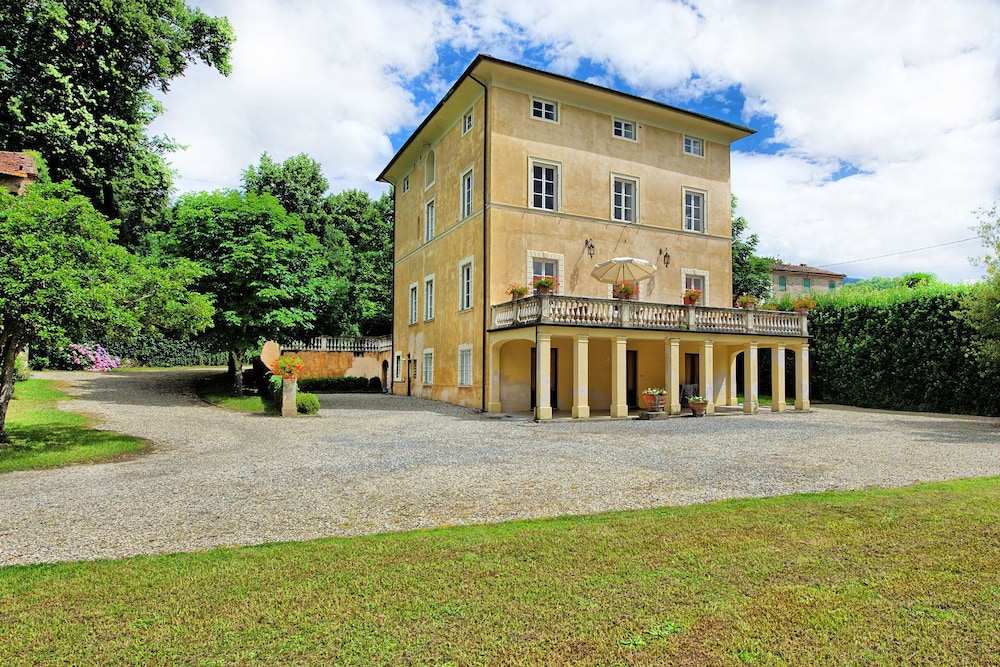 Villa Fiamma — 4-Star Luxury Hotel in Capannori, Italy