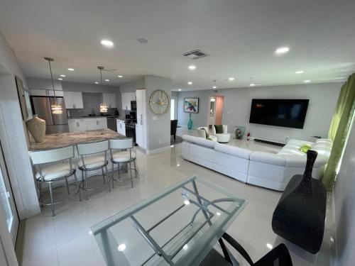 Spacious 4BR Home 5 Min from Hard Rock Stadium — 4-Star Luxury Hotel in Miami Gardens, United States