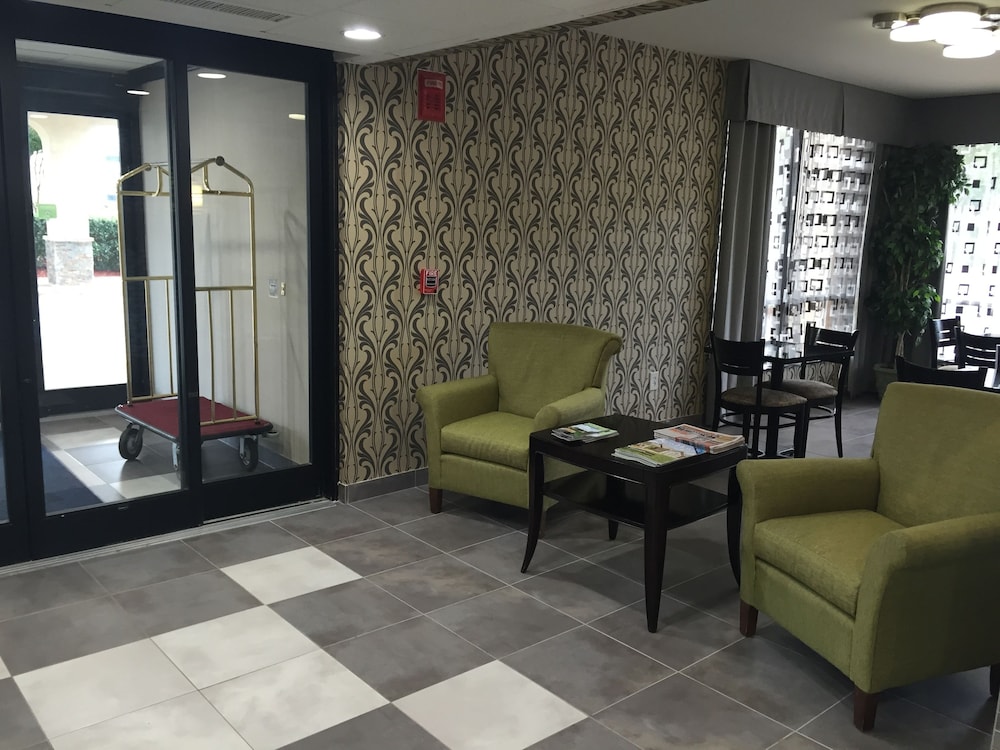 Howard Johnson by Wyndham Greensboro Near the Coliseum - photo 2