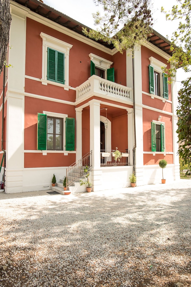 Villa Regina — 4-Star Luxury Hotel in Pisa, Italy