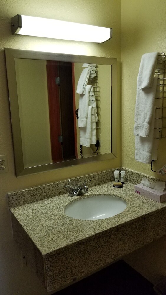 Red River Inn & Suites Fargo - photo 27