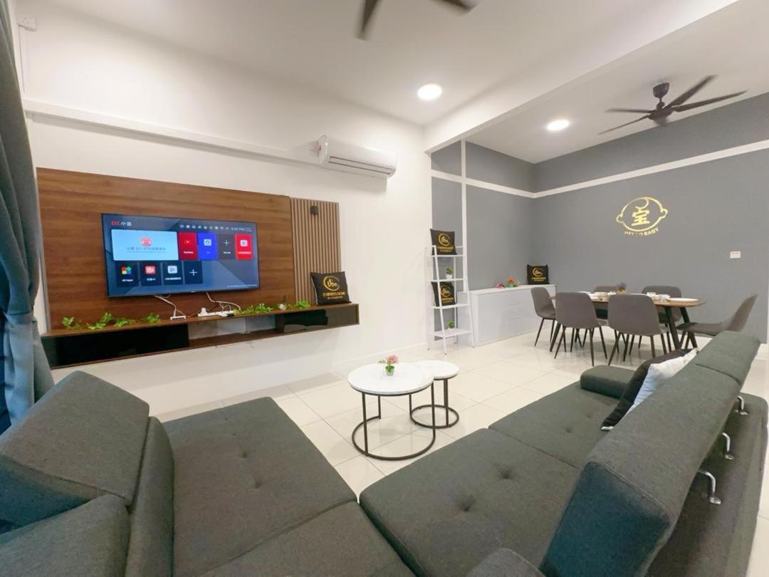 A23 Hello Baby Dato Onn Tebing 15PAX Private Bathroom — 4-Star Luxury Hotel in Johor Bahru, Malaysia