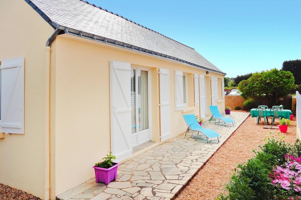 House on Rhuys Peninsula Near Sandy Beach — 4-Star Luxury Hotel in Saint-Gildas-De-Rhuys, France
