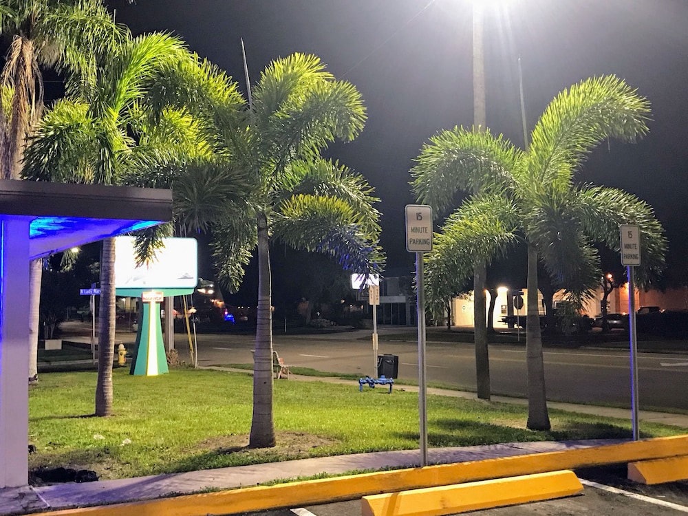 Tropical Inn & Suites - photo 50