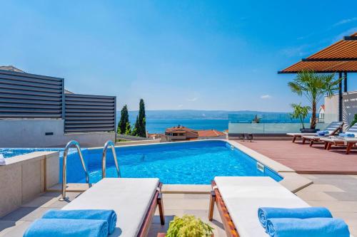 Luxury VILLA BANE heated private pool and jacuzzi sandy beach 120m far 12 pax — 4-Star Luxury Hotel in Duce, Croatia
