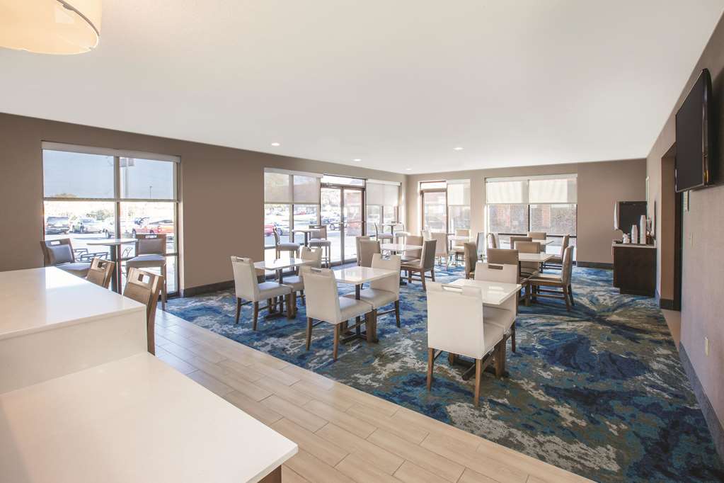 La Quinta Inn & Suites by Wyndham Philadelphia Airport - photo 23