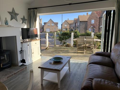 Sophies The Bay 2 bedrooms with ensuites parking with EV point 2 dogs welcome