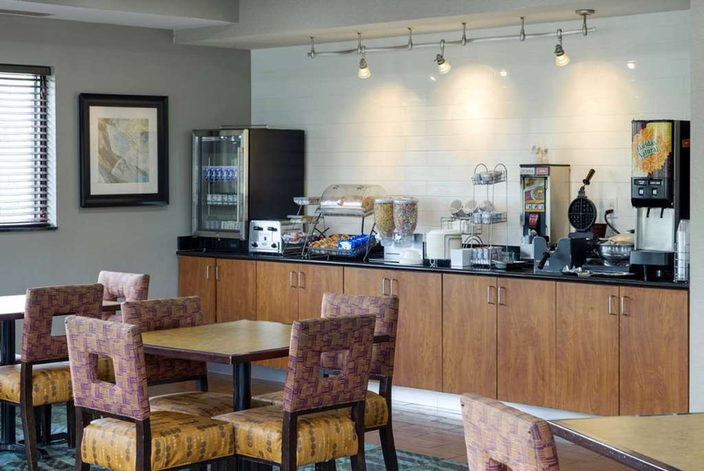 La Quinta Inn & Suites by Wyndham Edmond - photo 39