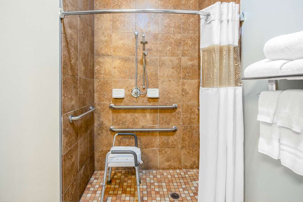 La Quinta Inn & Suites by Wyndham Glen Rose - photo 40