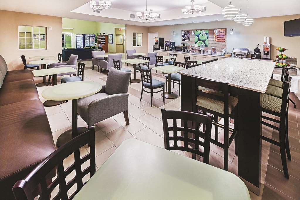 La Quinta Inn & Suites by Wyndham Corpus Christi Northwest - photo 53