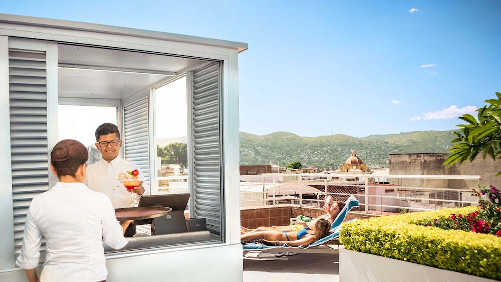 Swim-up bar