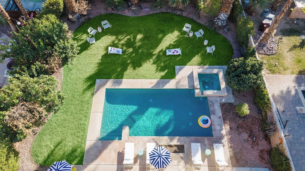 Pool Hot Tub Yard Games Chic Midcentury Design Painted Sand by AvantStay - photo 5