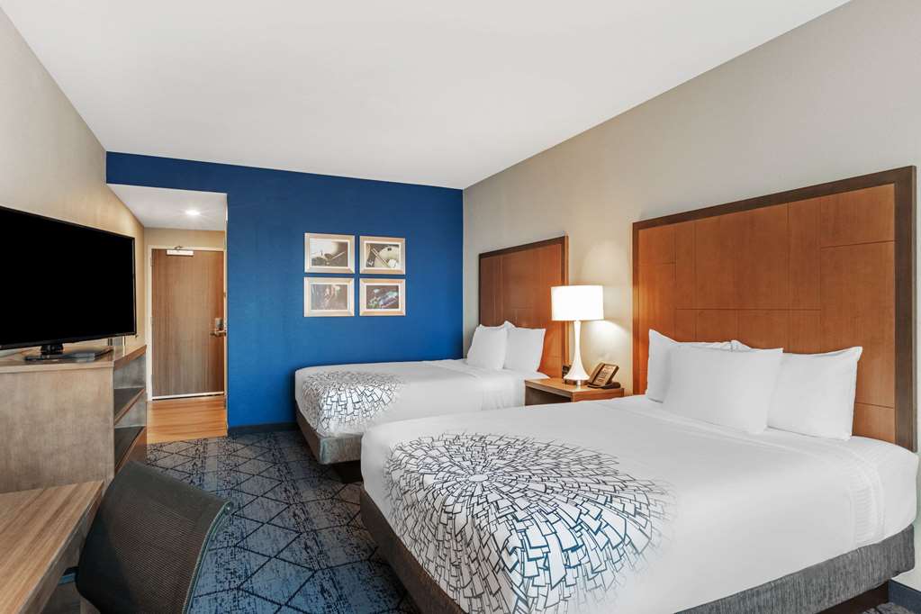La Quinta Inn & Suites by Wyndham Kansas City Beacon Hill - photo 16